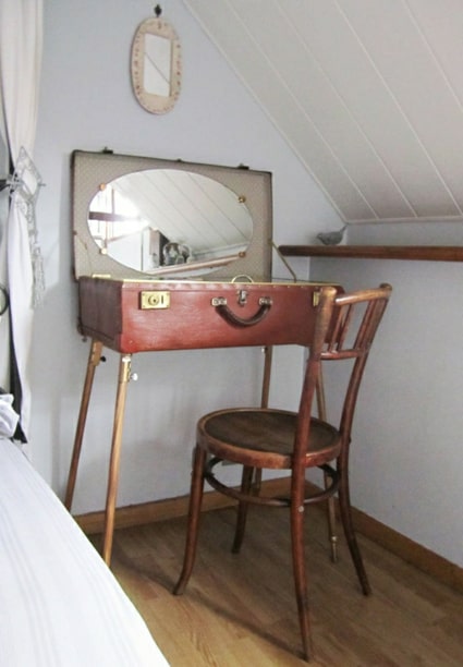 ancien bagage transformé en miroir